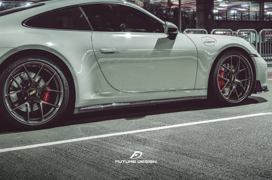 FUTURE DESIGN - PORSCHE 992 CARRERA DRY CARBON FIBRE SIDE SKIRTS