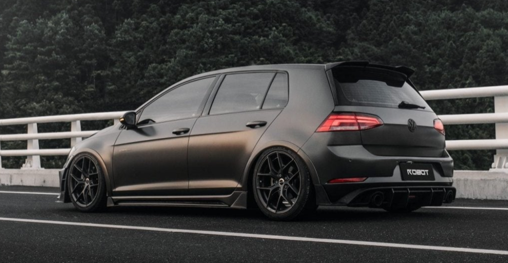 ROBOT - VOLKSWAGEN GOLF GTI / GOLF R  (MK7 / MK7.5) CARBON FIBRE SIDE SKIRTS