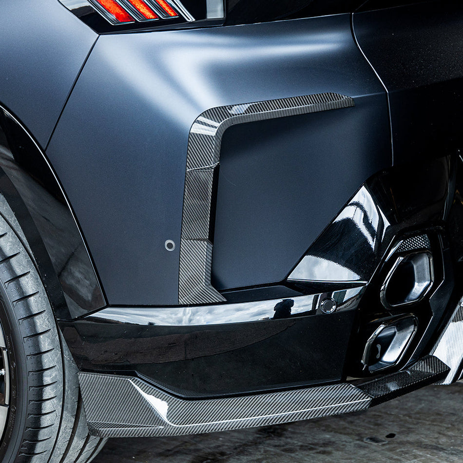 SOOQOO BMW XM G09 carbon fibre rear bumper insert detail