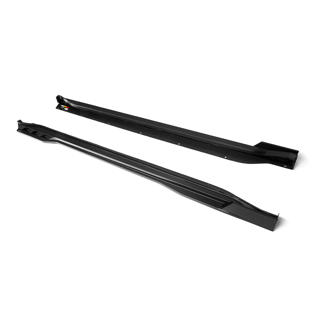 SOOQOO BMW XM G09 carbon fibre side skirt detail