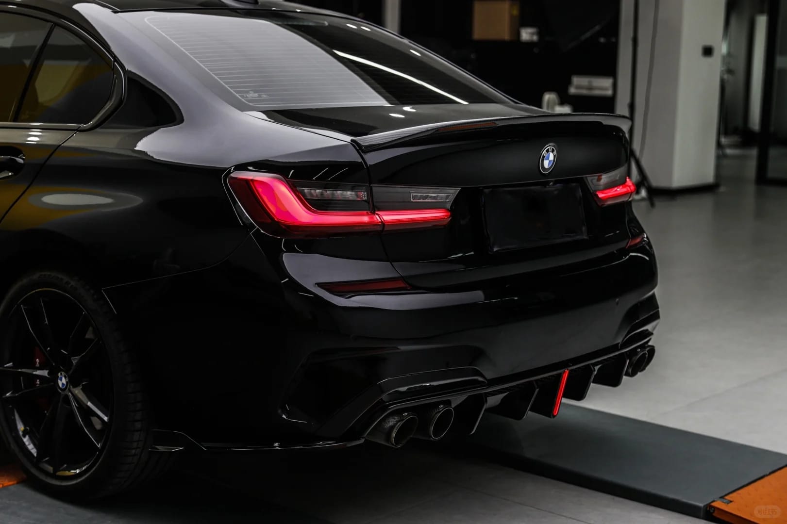 AERO CARBON - BMW 3 SERIES G20 PRE-LCI GLOSS BLACK SLIM LED REAR DIFFUSER - Aero Carbon UK