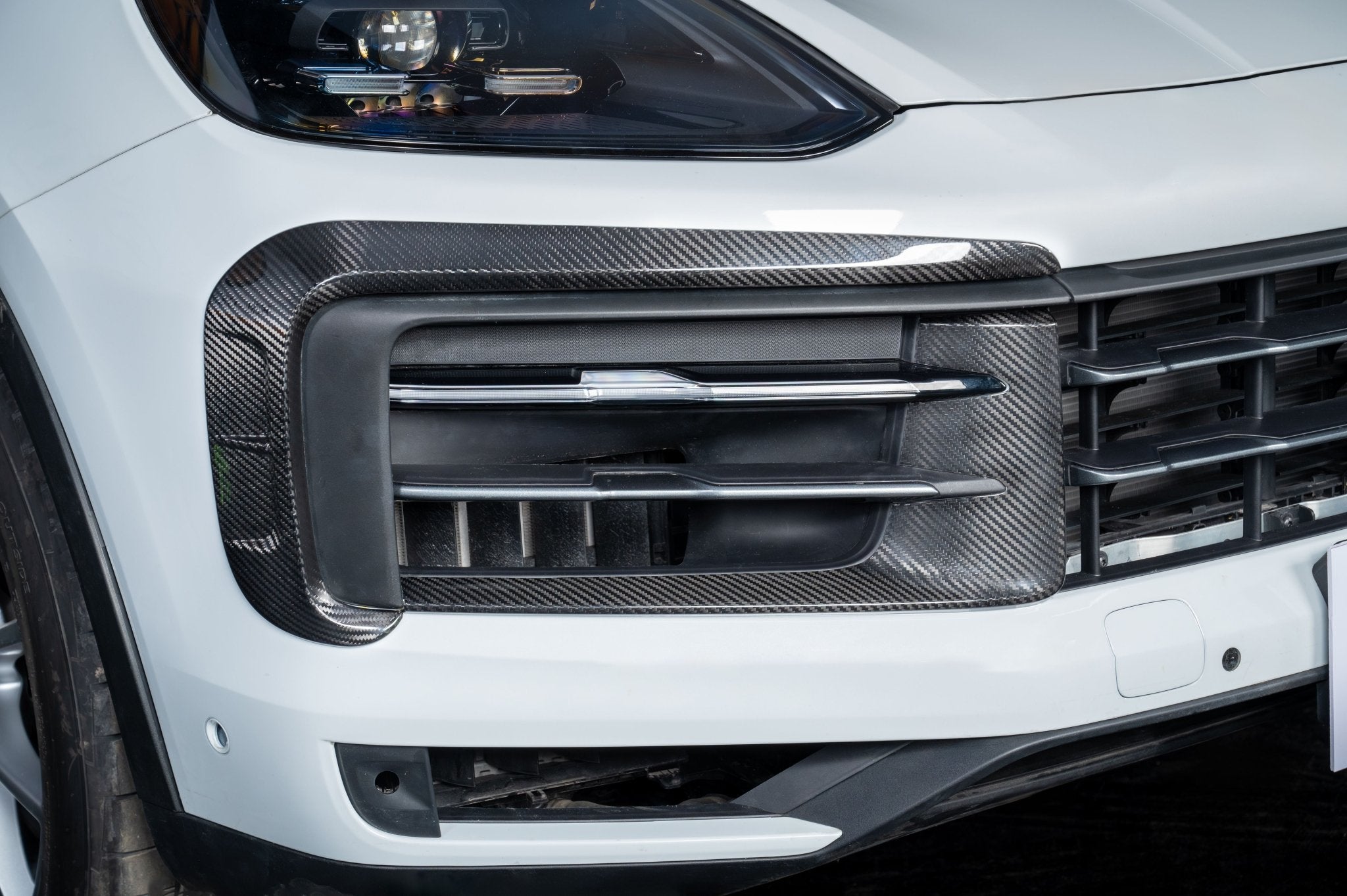 AERO CARBON - PORSCHE CAYENNE 9Y0.2 DRY CARBON FIBER FRONT BUMPER TRIM - Aero Carbon UK