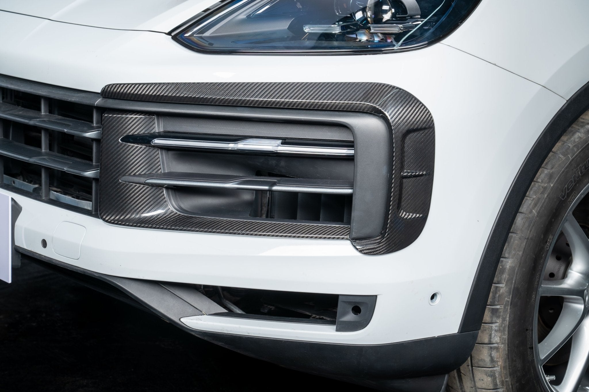 AERO CARBON - PORSCHE CAYENNE 9Y0.2 DRY CARBON FIBER FRONT BUMPER TRIM - Aero Carbon UK