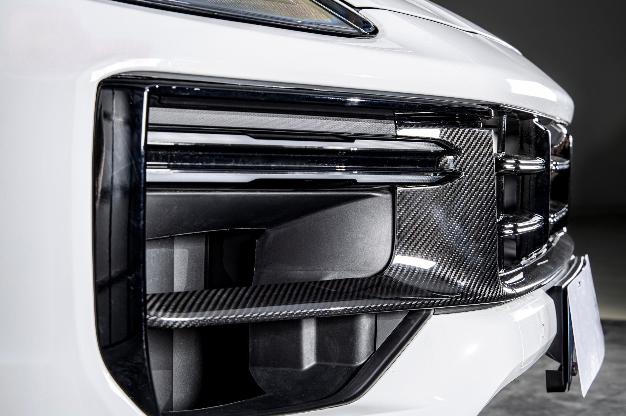 AERO CARBON - PORSCHE CAYENNE GTS 9Y0.2 DRY CARBON FIBER FRONT BUMPER TRIM - Aero Carbon UK