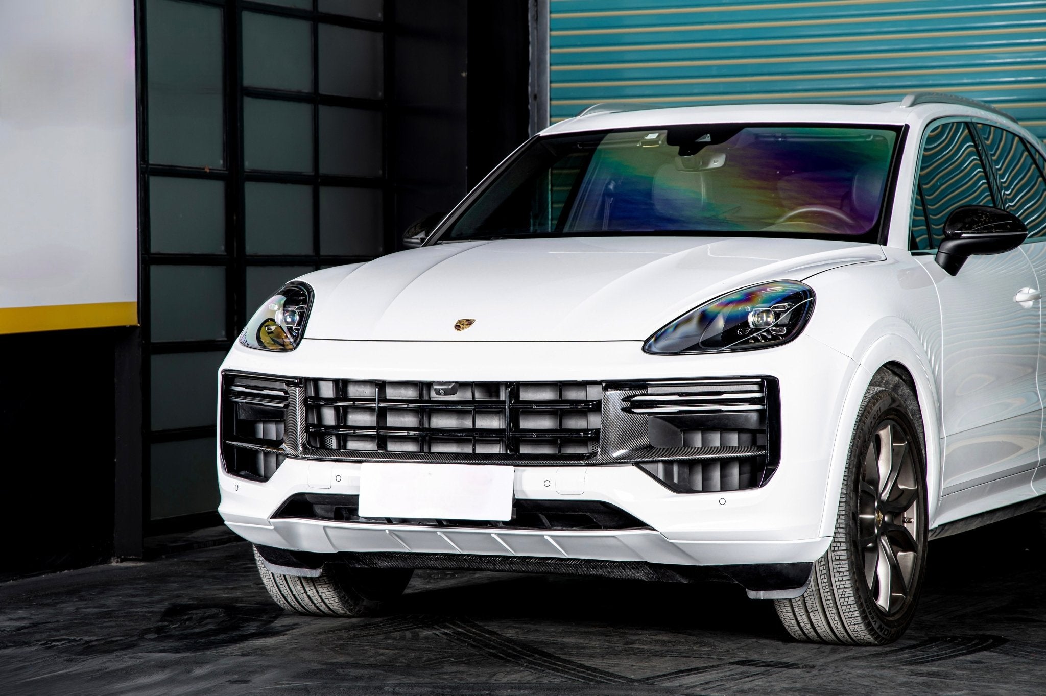 AERO CARBON - PORSCHE CAYENNE GTS 9Y0.2 DRY CARBON FIBER FRONT BUMPER TRIM - Aero Carbon UK