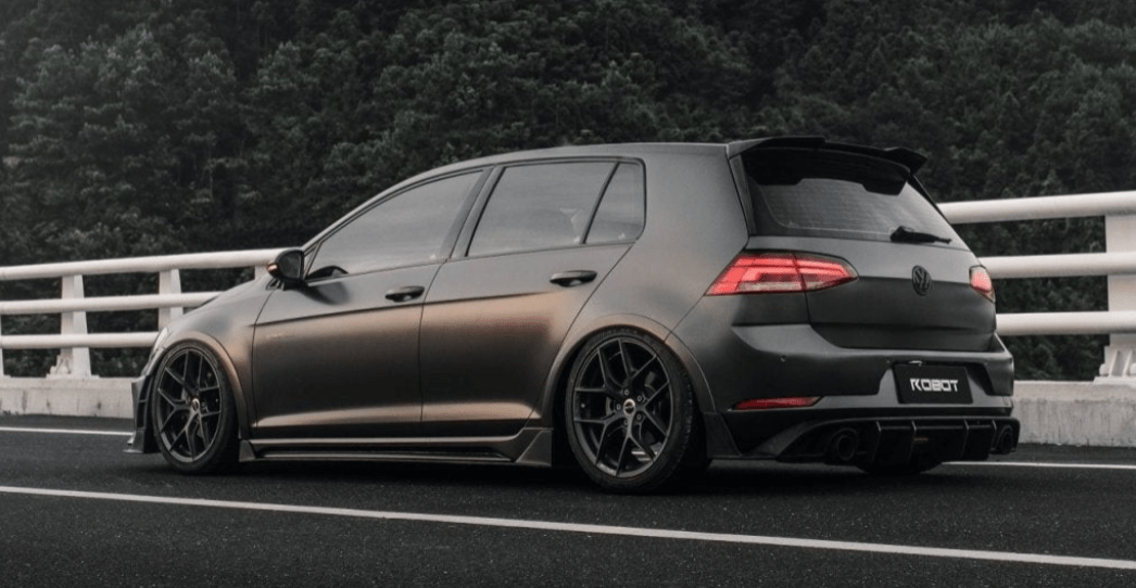 ROBOT - VOLKSWAGEN GOLF GTI / GOLF R (MK7 / MK7.5) CARBON FIBRE SIDE SKIRTS - Aero Carbon UK