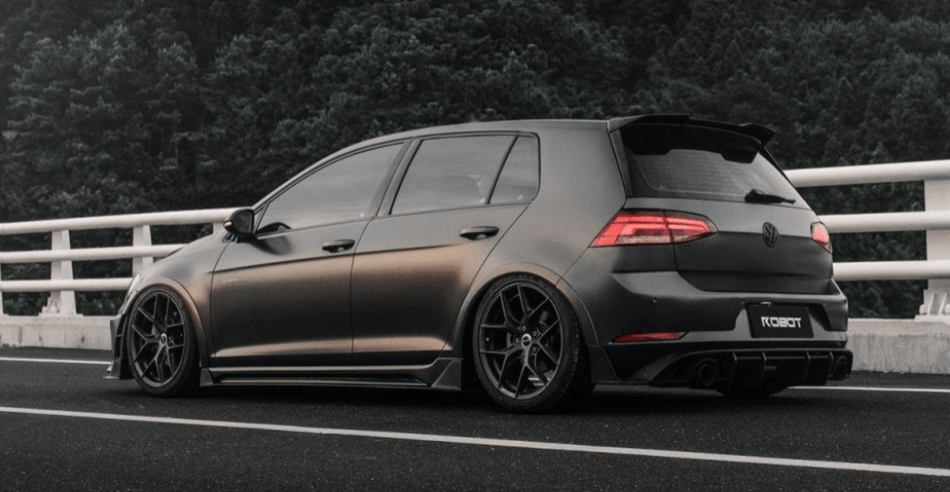 ROBOT - VOLKSWAGEN GOLF GTI / GOLF R (MK7 / MK7.5) CARBON FIBRE SIDE SKIRTS - Aero Carbon UK