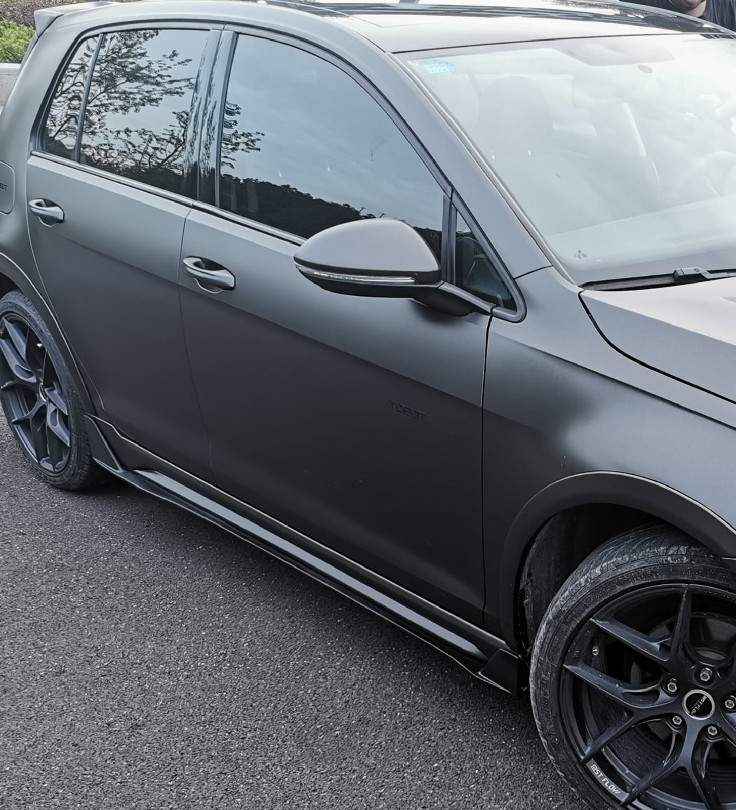 ROBOT - VOLKSWAGEN GOLF GTI / GOLF R (MK7 / MK7.5) CARBON FIBRE SIDE SKIRTS - Aero Carbon UK