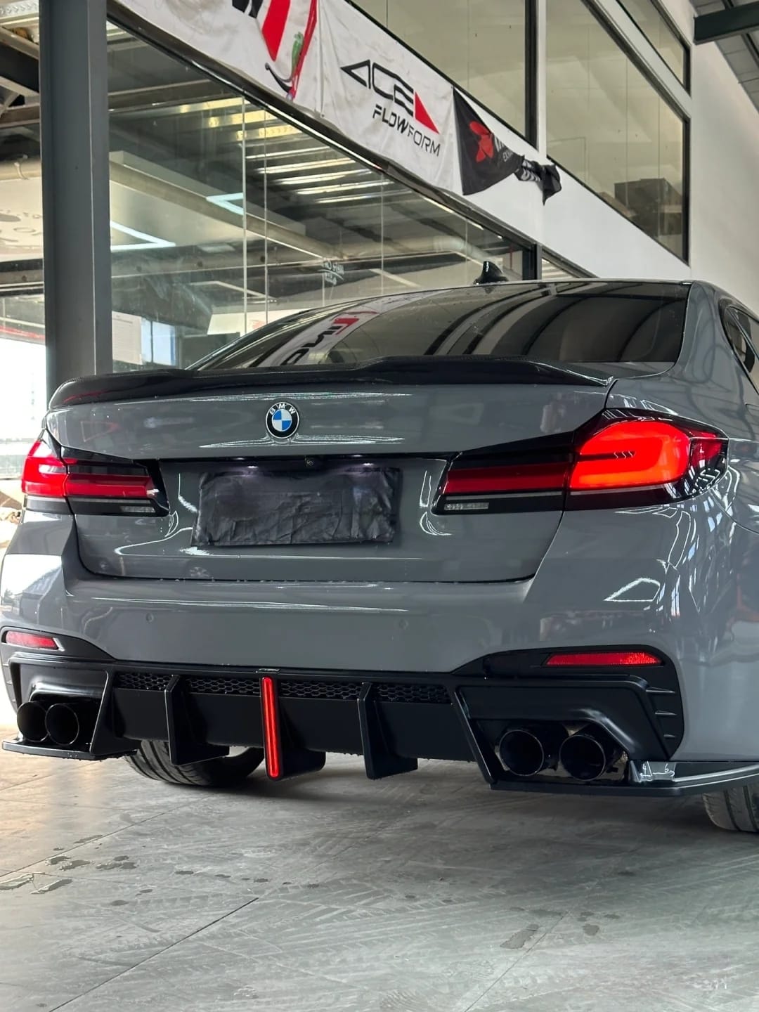 AERO CARBON - BMW 5 SERIES G30 LCI GLOSSY BLACK SLIM LED DIFFUSER - Aero Carbon UK