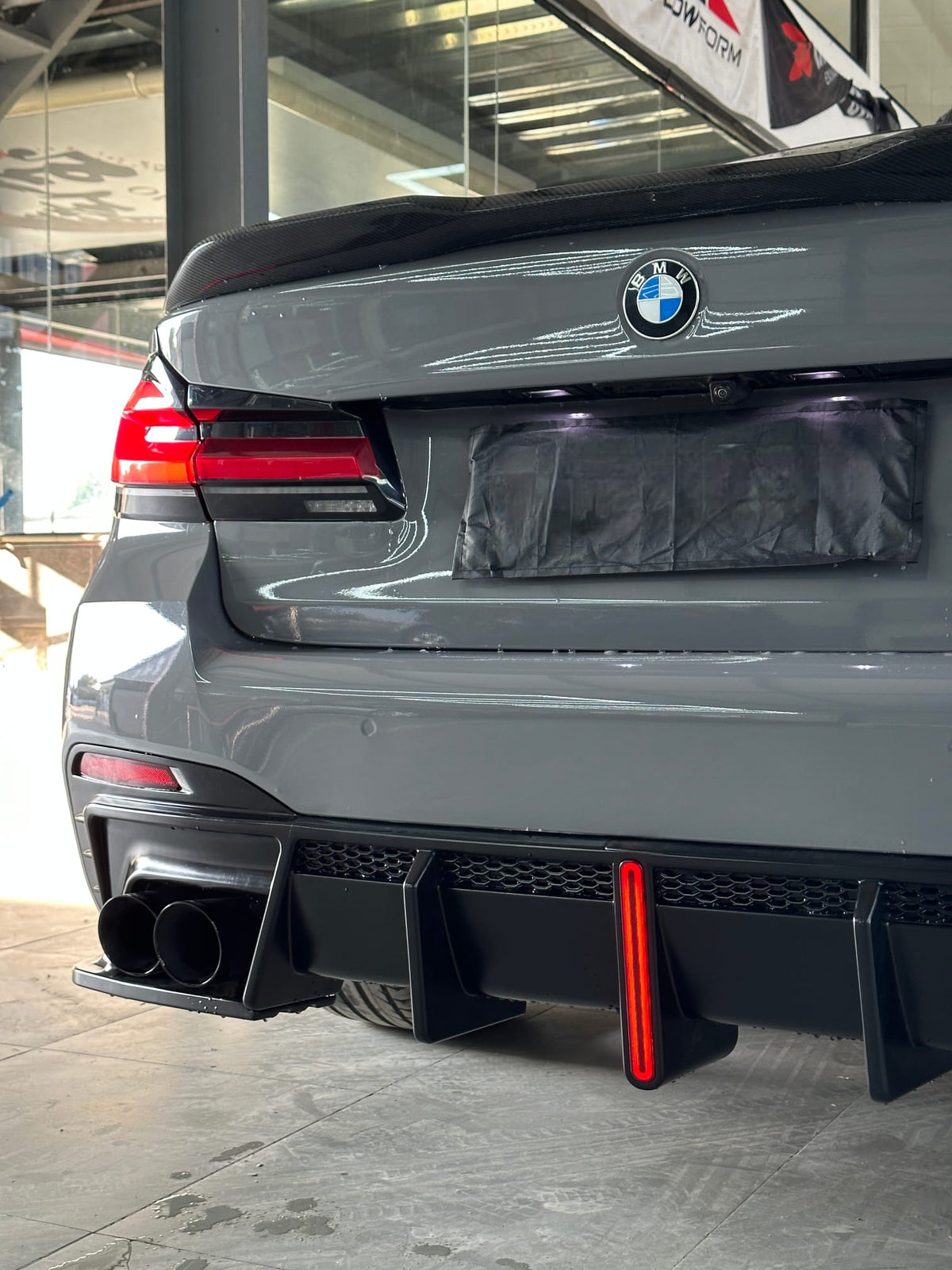 AERO CARBON - BMW 5 SERIES G30 LCI GLOSSY BLACK SLIM LED DIFFUSER - Aero Carbon UK