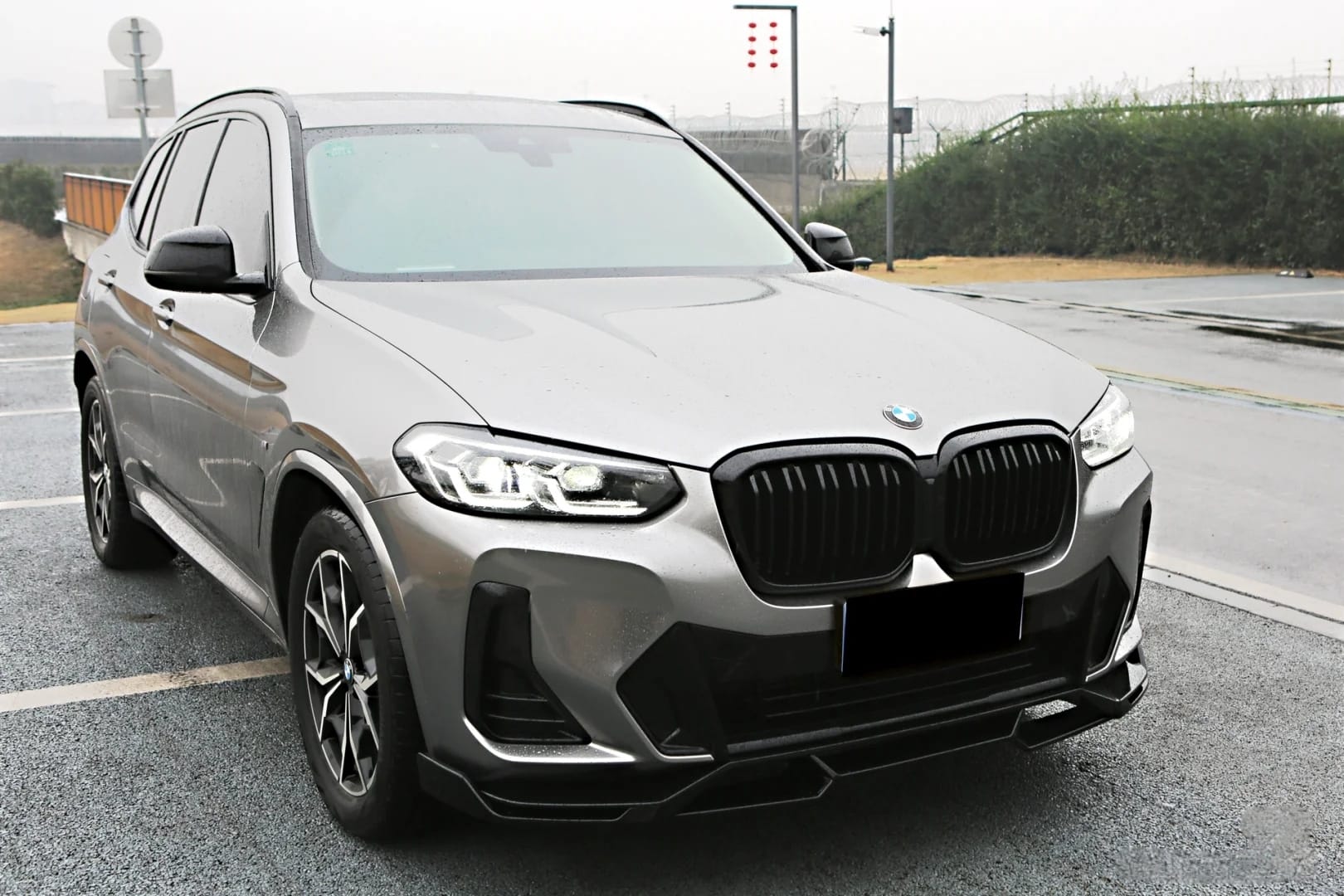 AERO CARBON - BMW X3 G01 / X4 G02 LCI GLOSSY BLACK FRONT LIP V STYLE - Aero Carbon UK