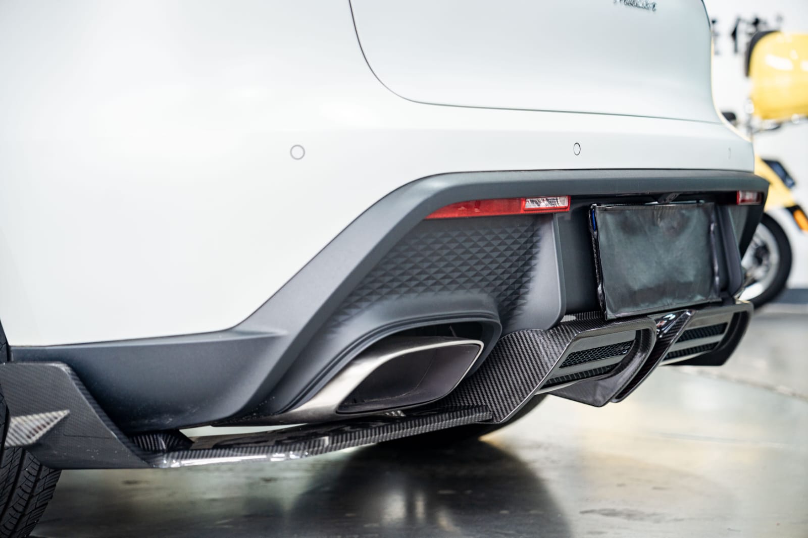 AERO CARBON - PORSCHE MACAN 2022+ CARBON FIBRE LED REAR DIFFUSER - Aero Carbon UK