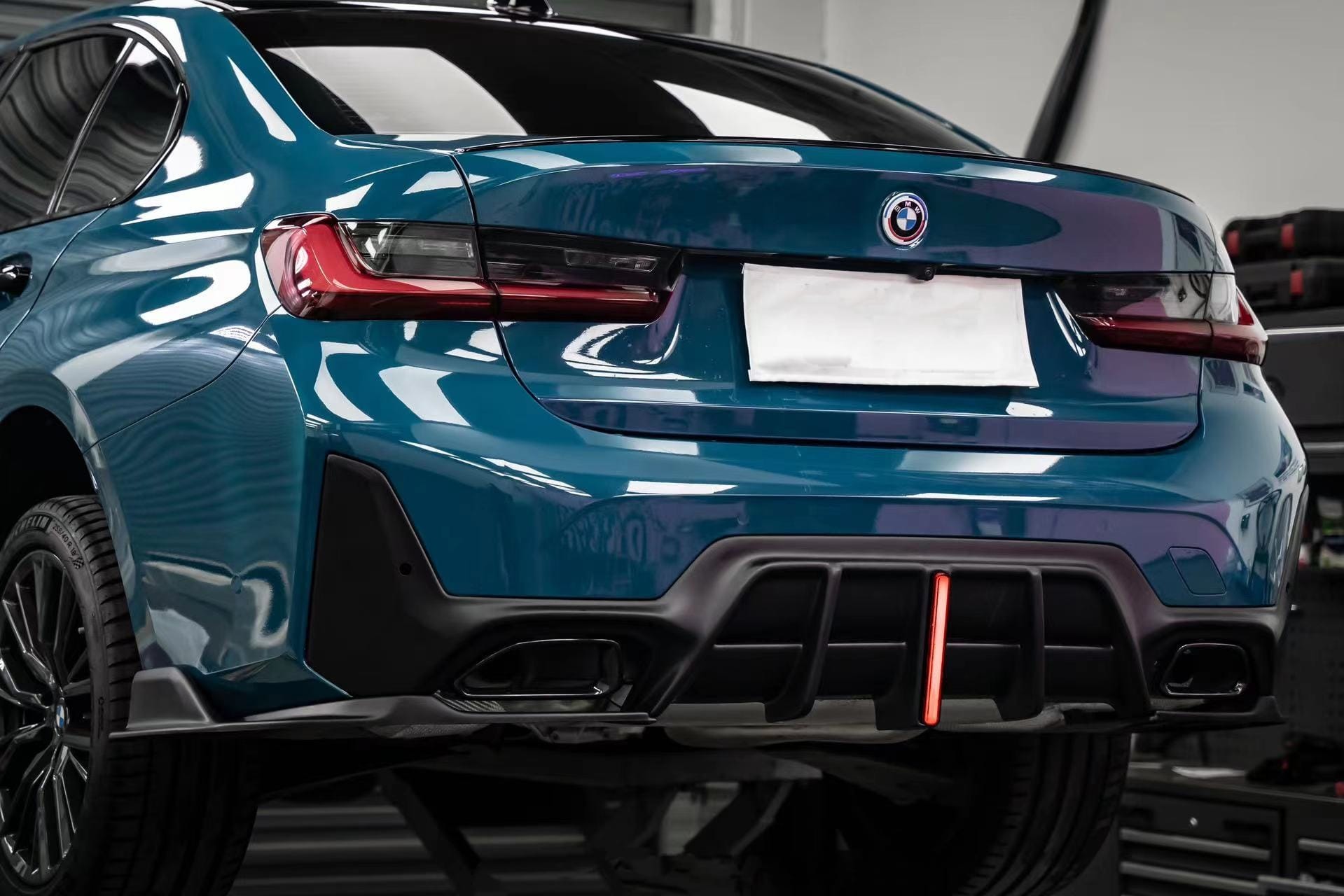 Introducing! For BMW new 3 Series LCI G20 G28VTEN bright black rear bumper LED diffuser body modification accessories 2023 2024 Introducing! For BMW new 3 Series LCI G20 G28VTEN bright black rear bumper LED diffuser body modification accessories 2023 2024